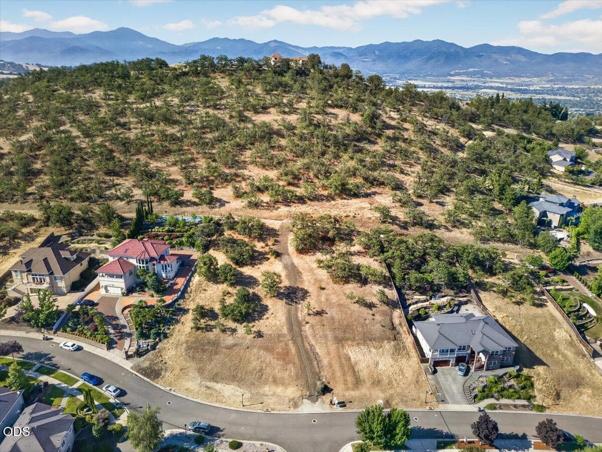 Photo of 4646 & 4662 Hathaway 3 of 15