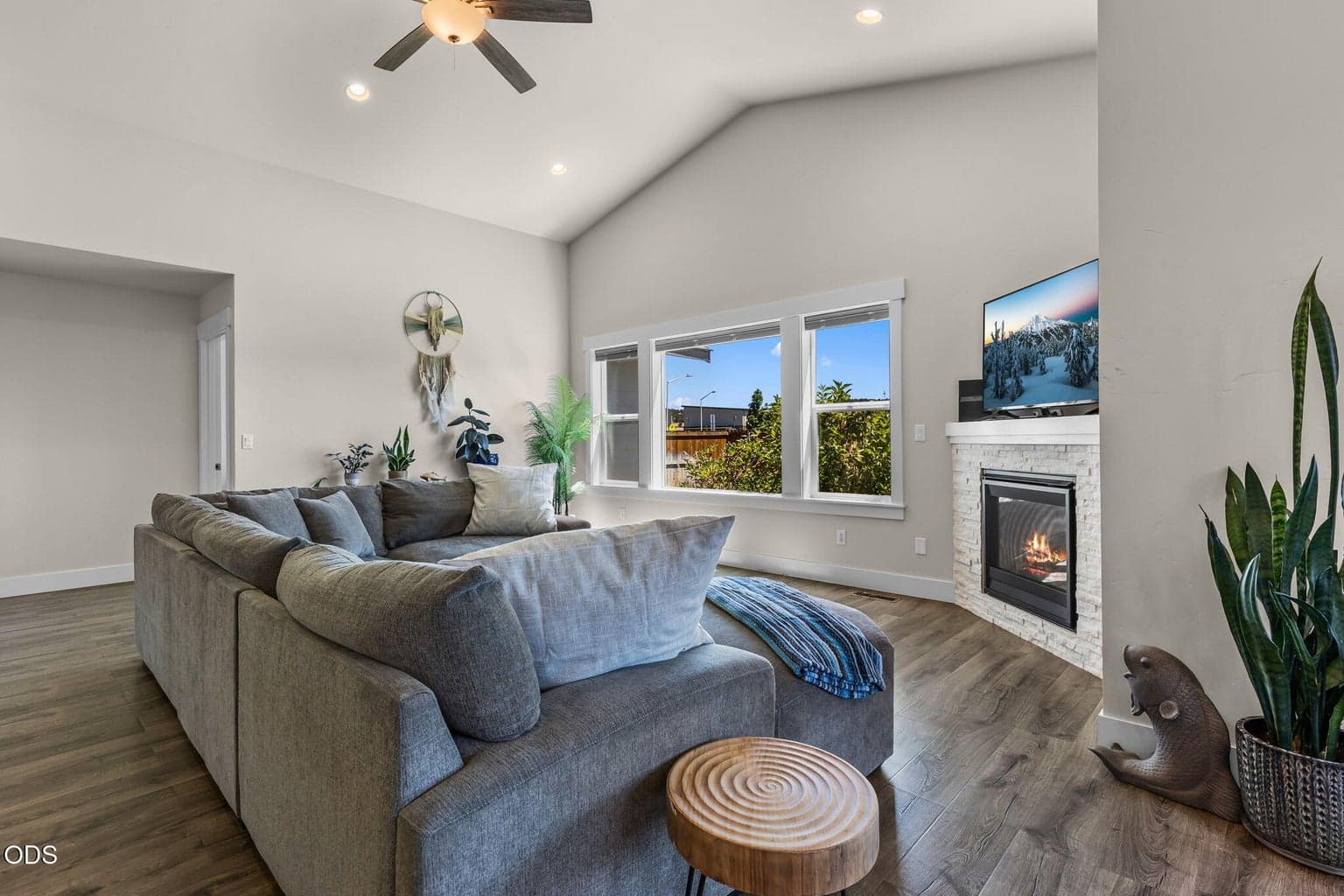 Photo of 680 NE Trestle Street 12 of 42