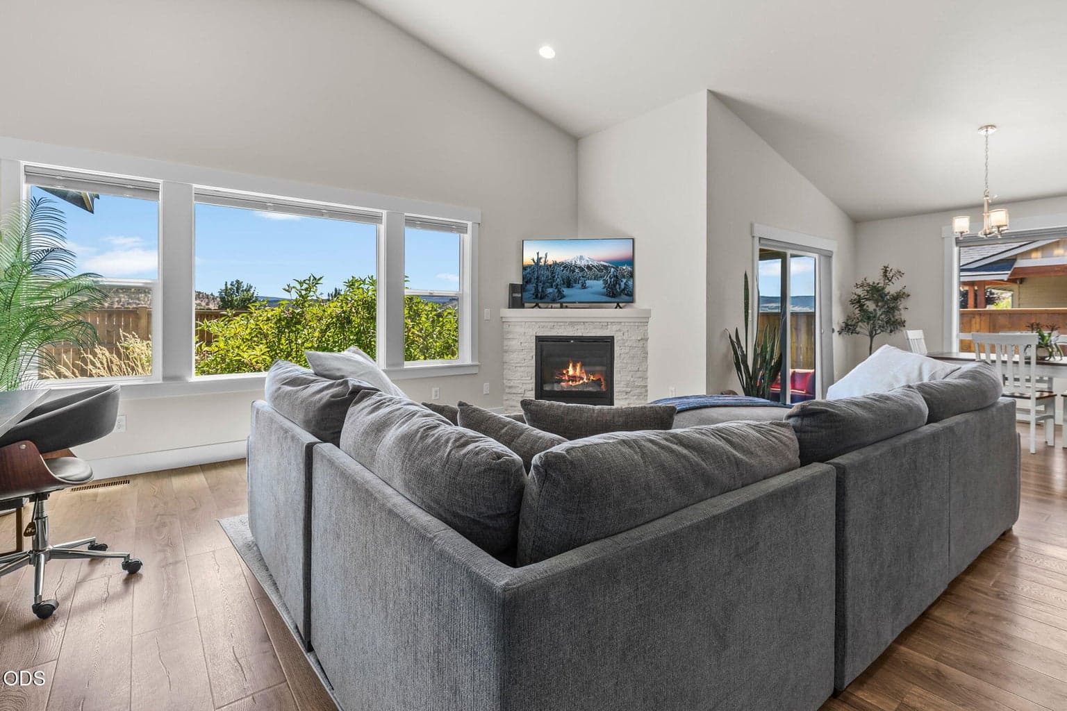 Photo of 680 NE Trestle Street 13 of 42