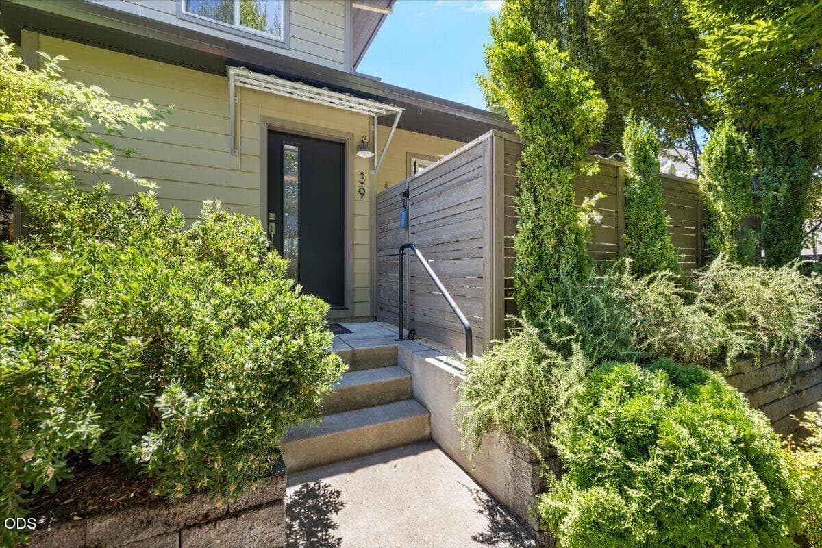 Photo of 39 Mountain Avenue 1 of 27