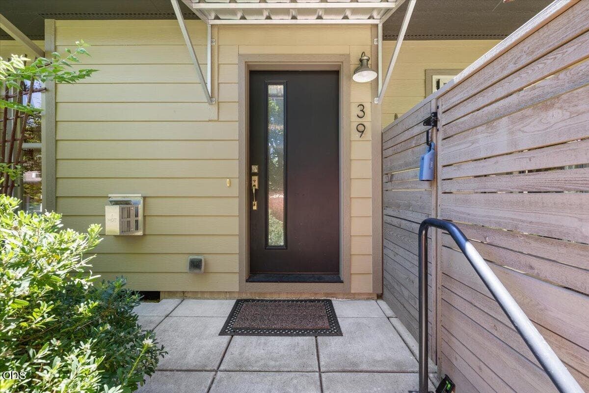 Photo of 39 Mountain Avenue 2 of 27