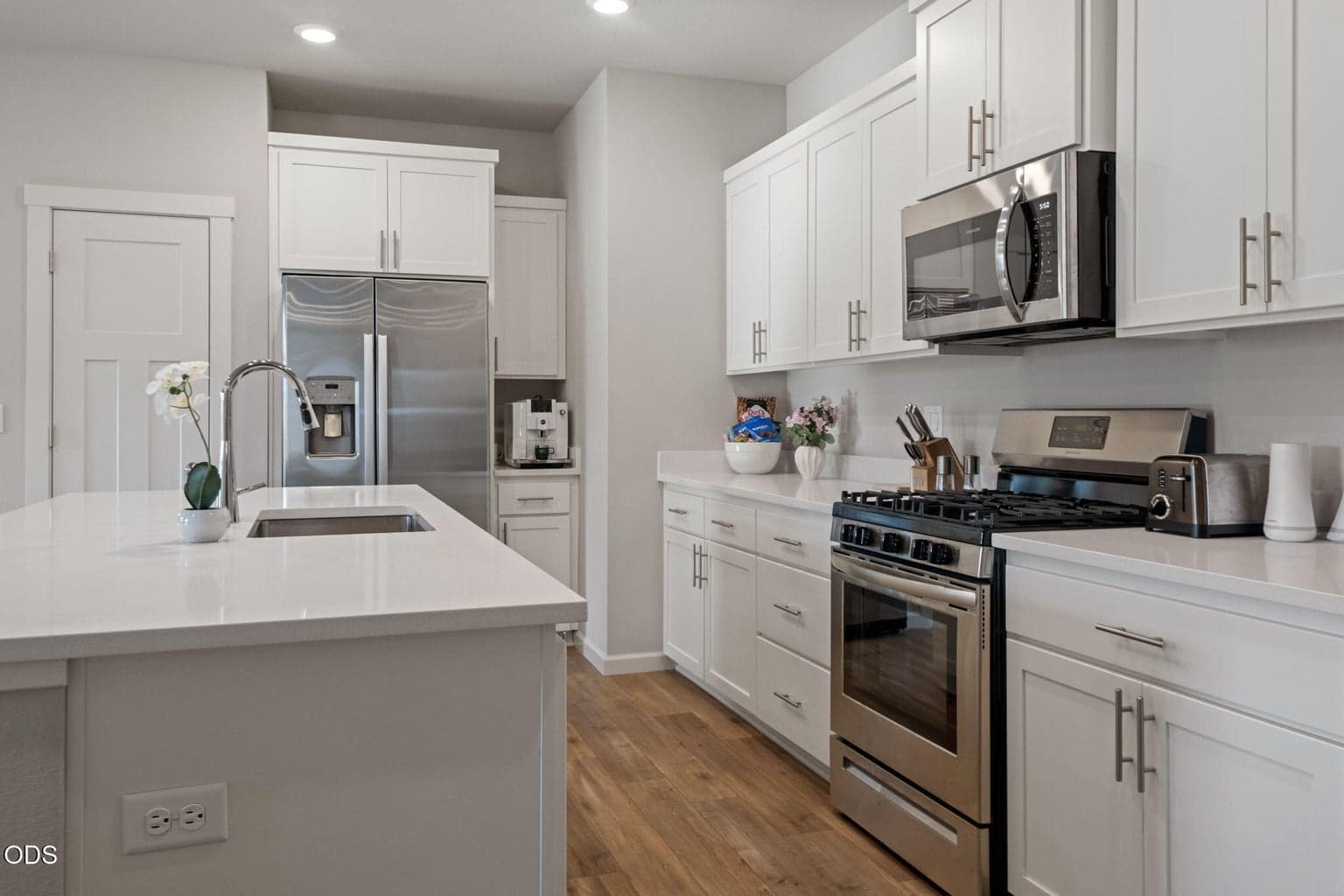 Photo of 4038 SW Quartz Avenue 6 of 30