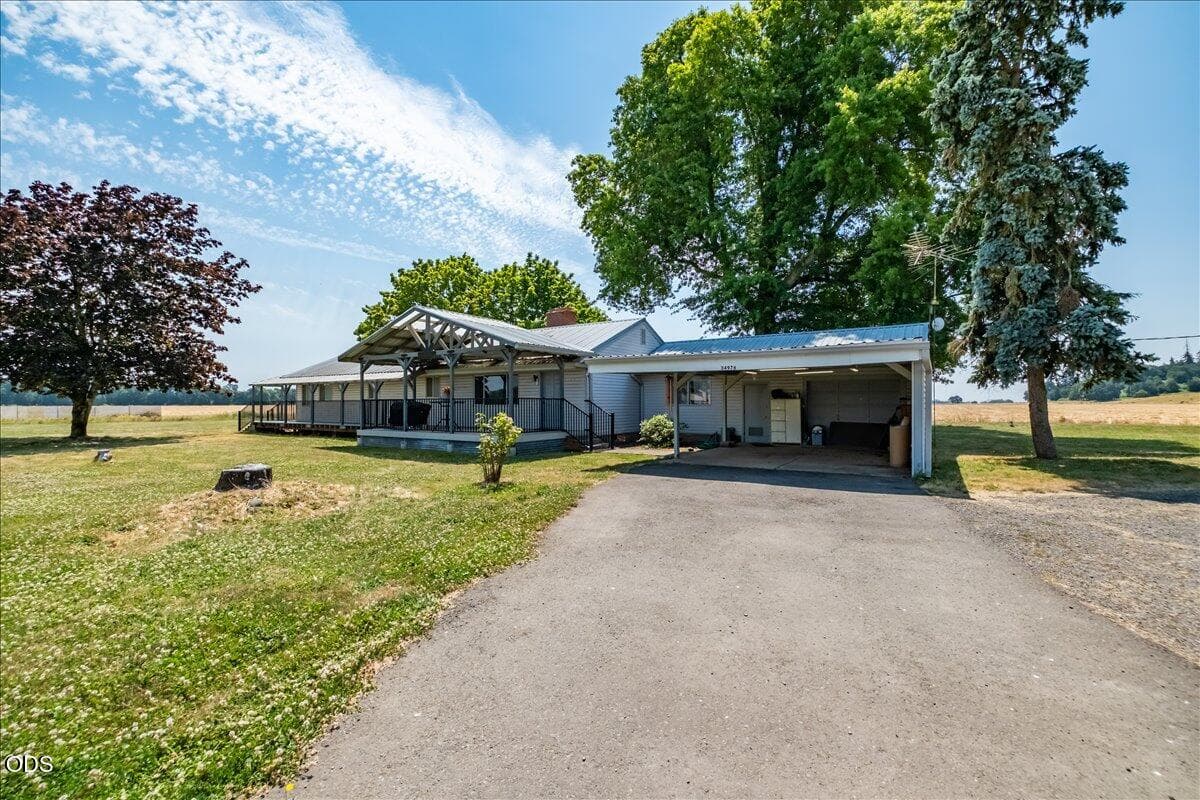 Photo of 34976 Kamph Drive 4 of 39