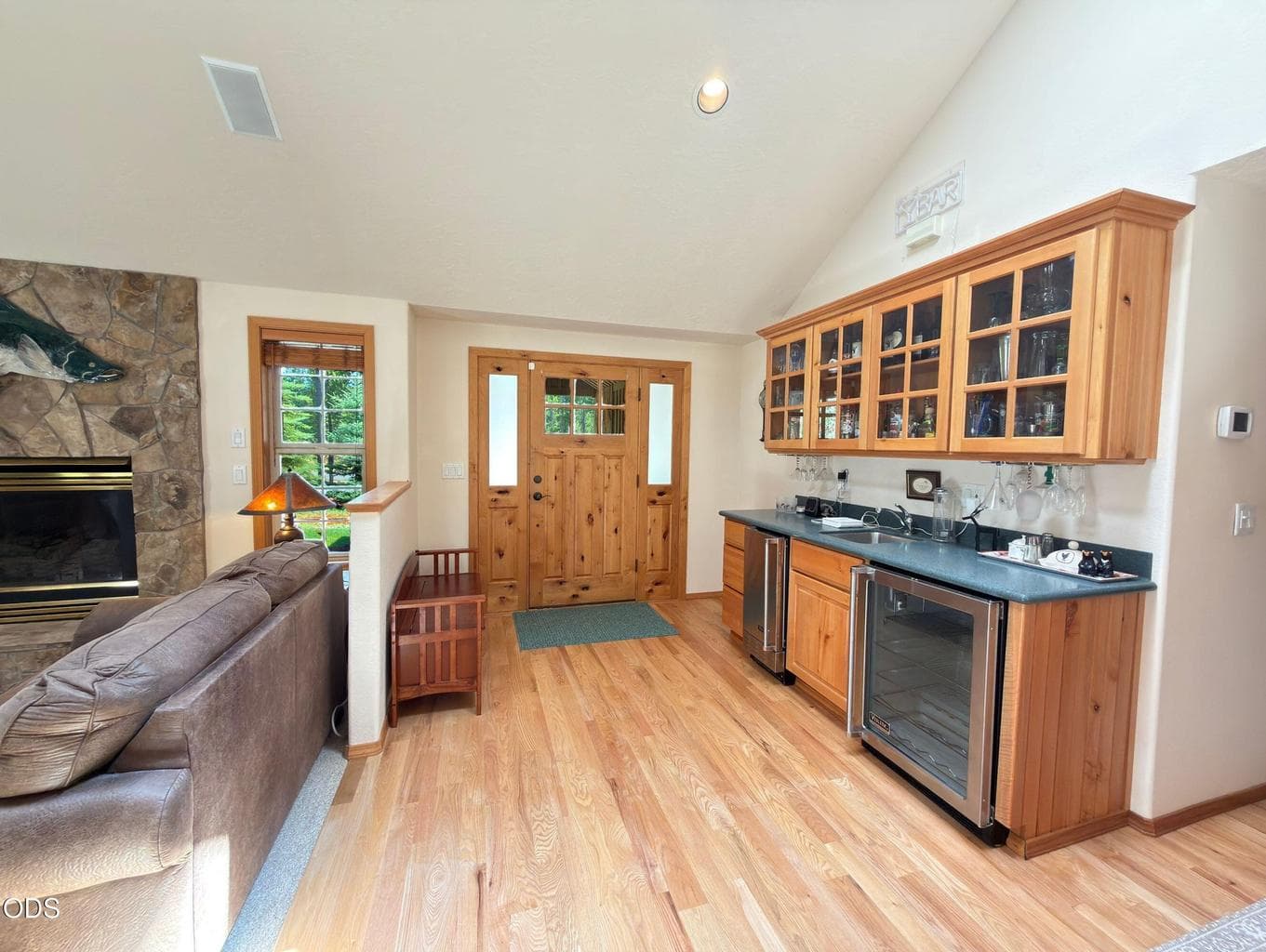 Wine cooler and refrigerator