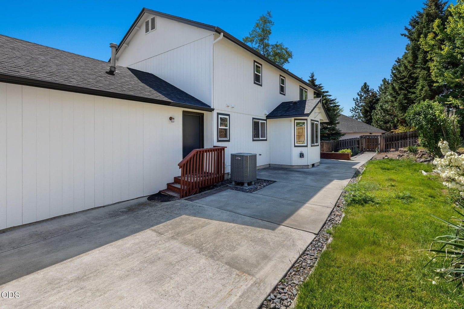 Photo of 3672 Volcano Avenue 5 of 38