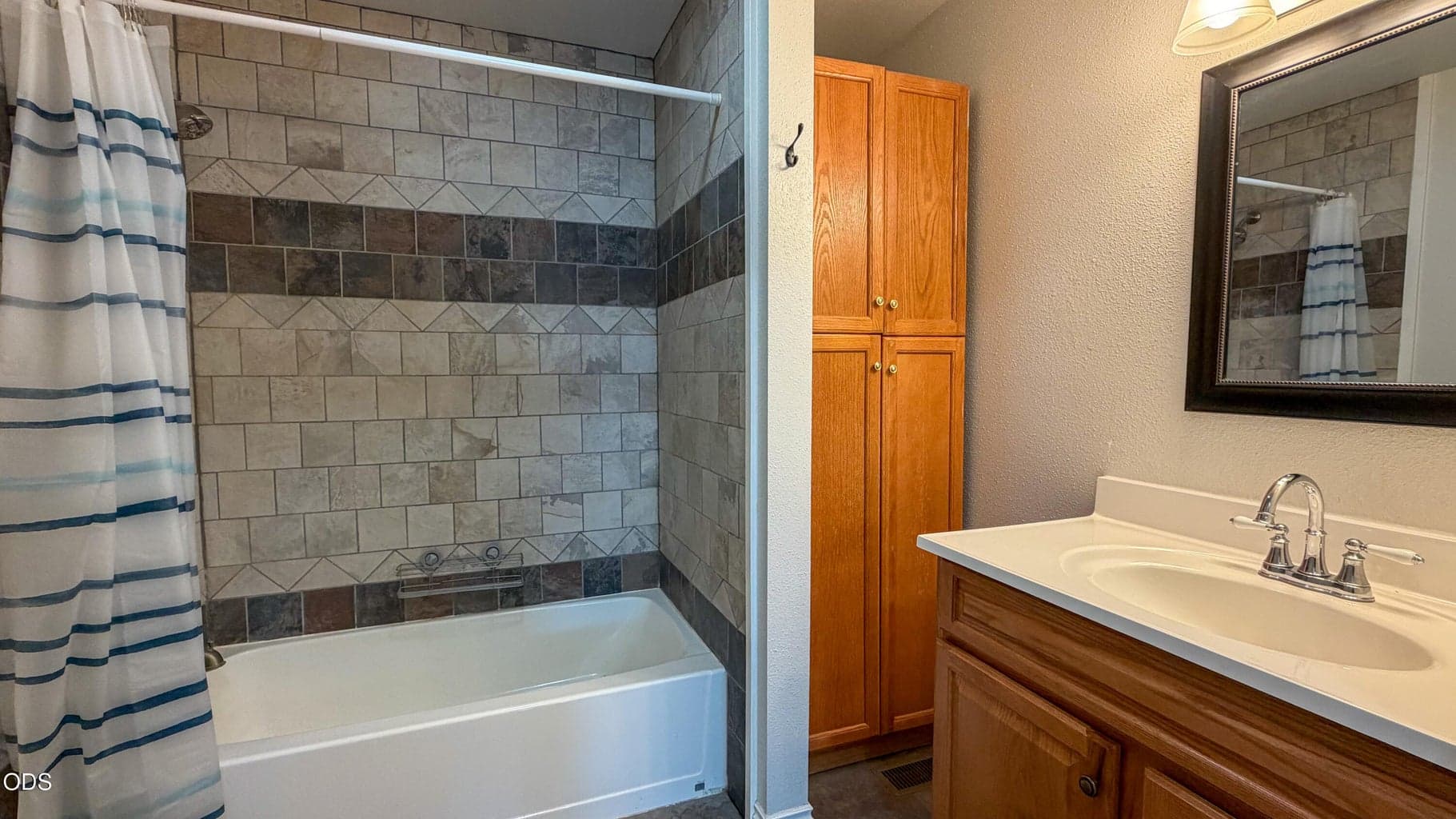 Photo of 279 SE Willowdale Drive 7 of 20
