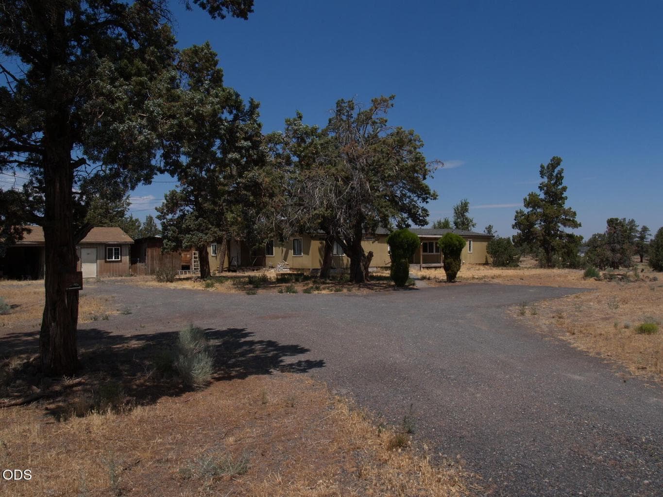 Nice graveled driveway and parking area.