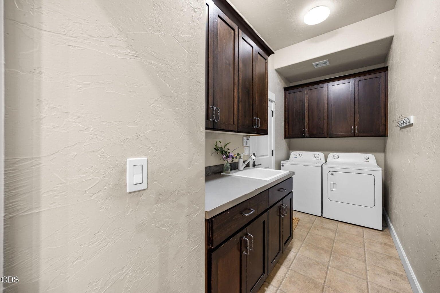 Photo of 3193 NW Colonial Drive 16 of 28