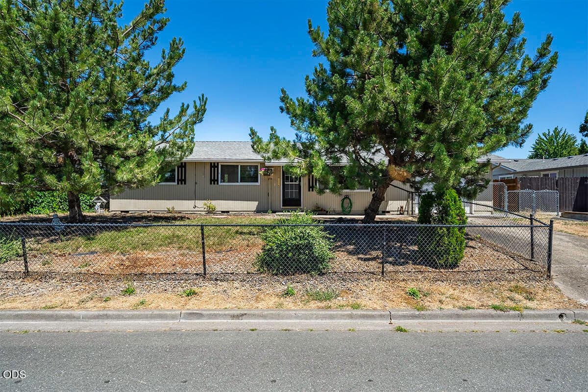 Photo of 598 Laurel Street 1 of 21