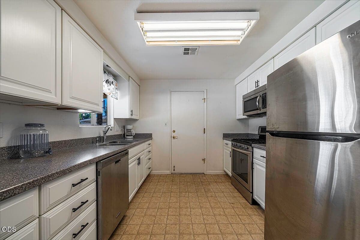 Photo of 598 Laurel Street 3 of 21