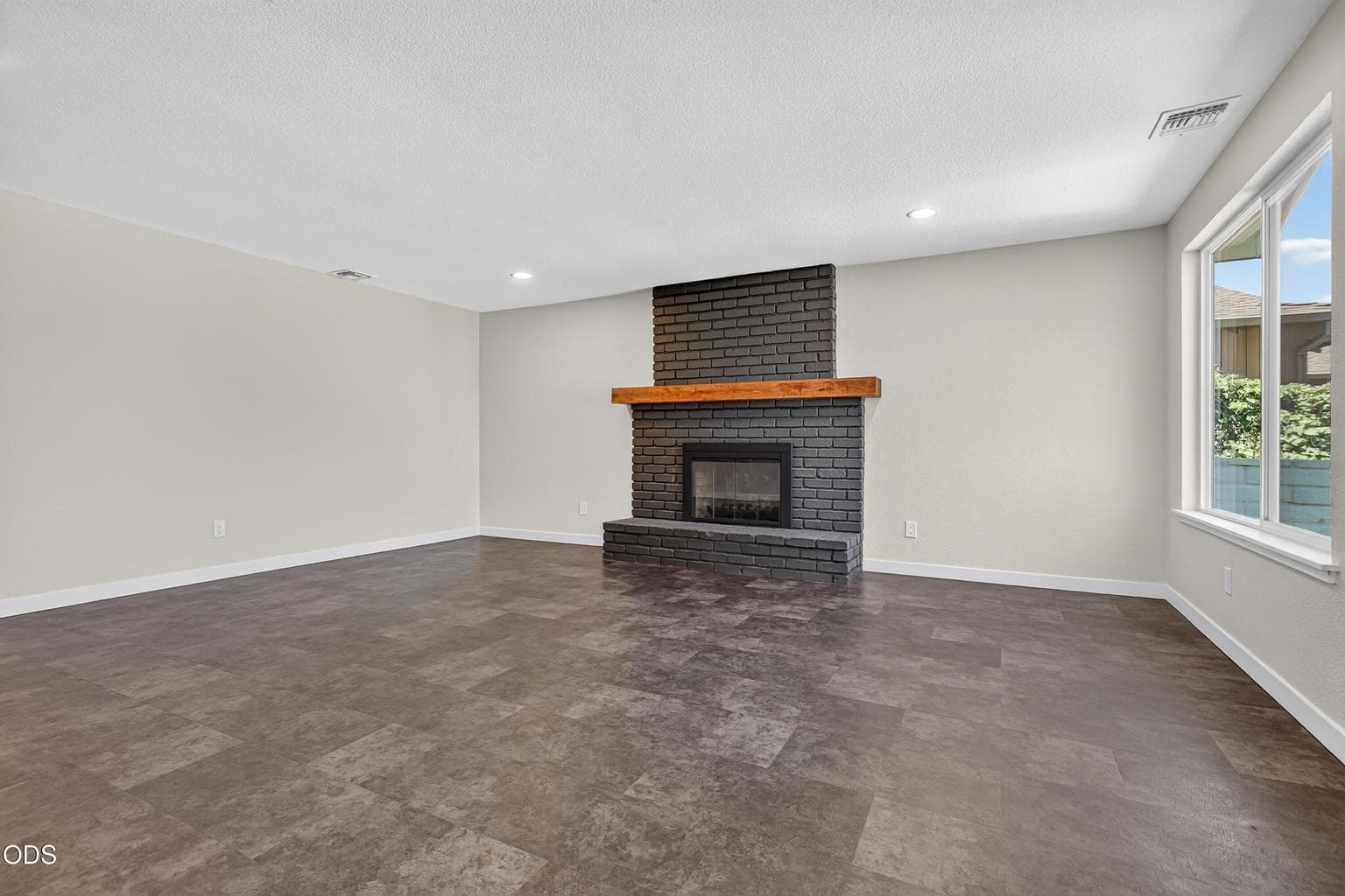 Photo of 172 Sandlewood Drive 4 of 33