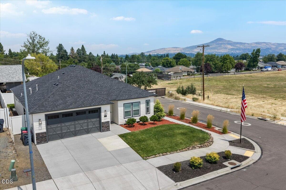 Photo of 608 Nobility Drive 3 of 35