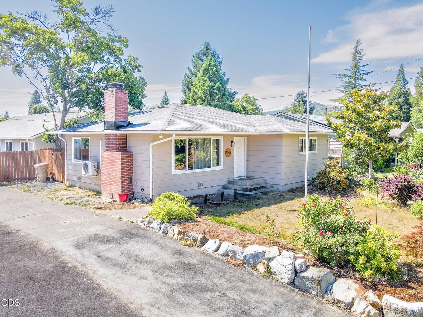 Photo of 1224 Oak Street 3 of 27