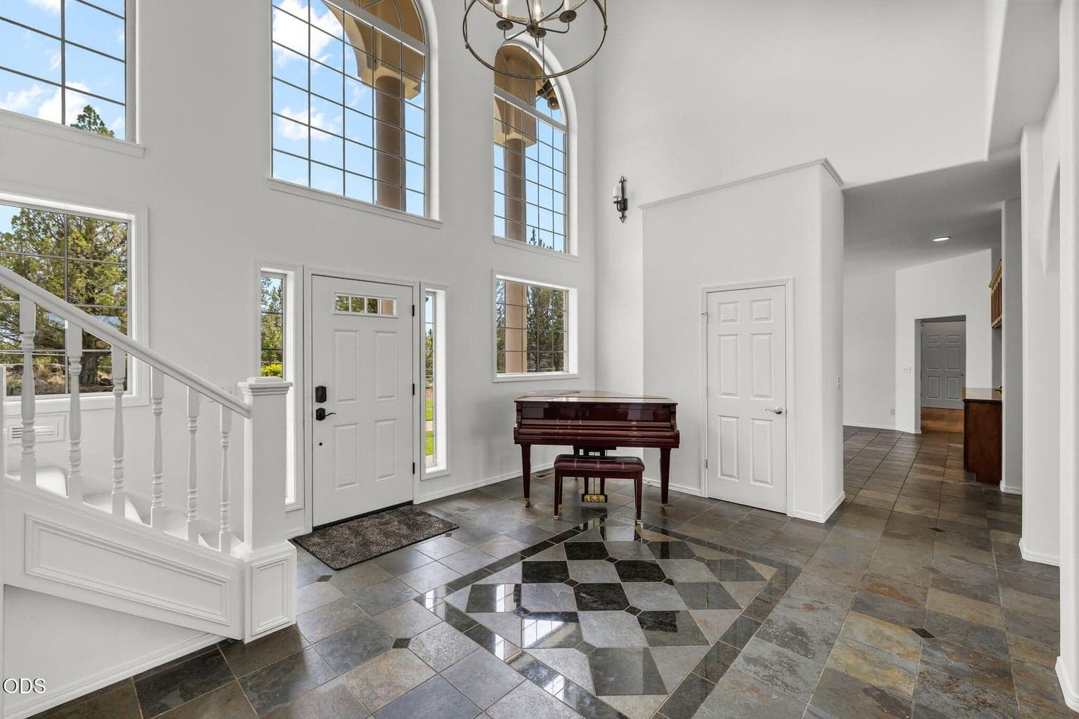 Grand 2 story entry