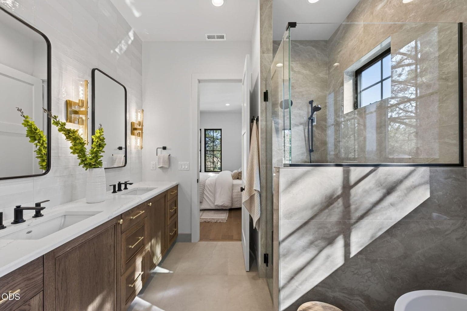 Photo of 3440 NW Sullivan Avenue 22 of 76