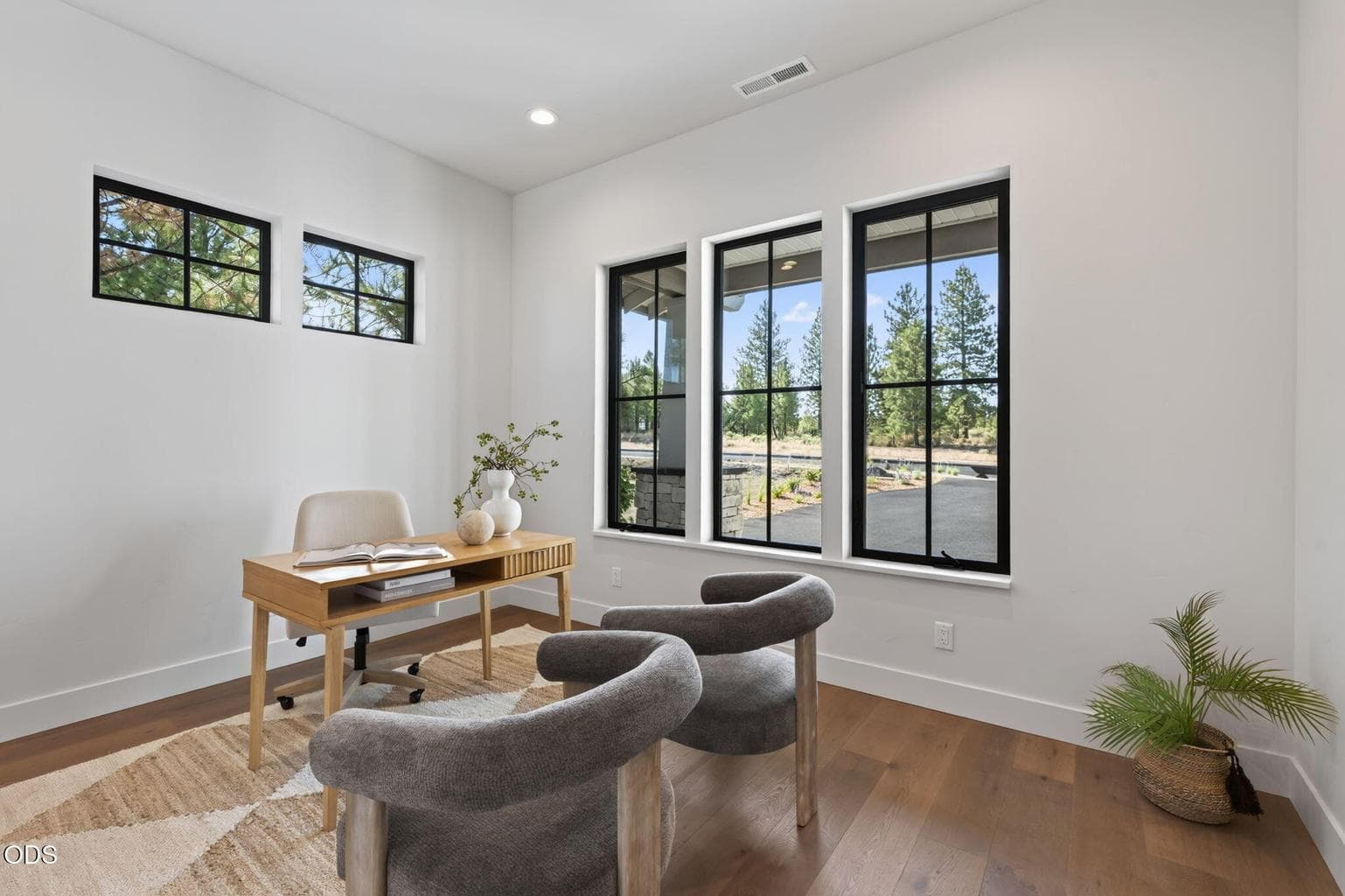 Photo of 3440 NW Sullivan Avenue 27 of 76