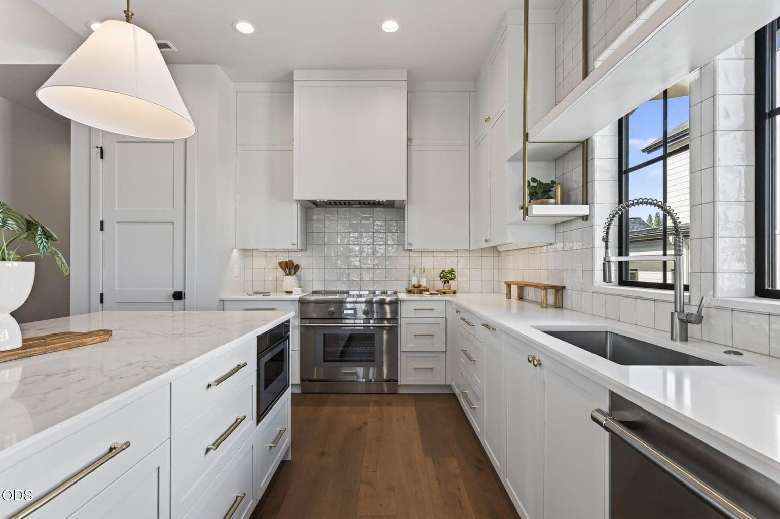 Photo of 3440 NW Sullivan Avenue 8 of 76