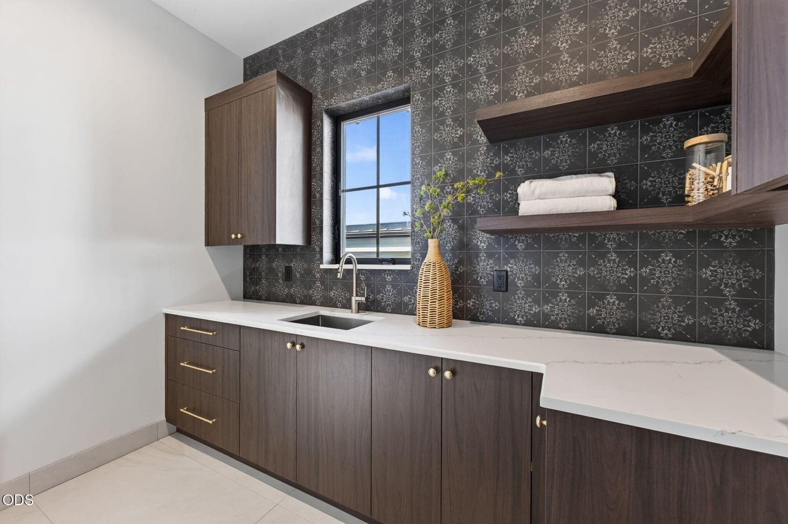 Photo of 3440 NW Sullivan Avenue 33 of 76