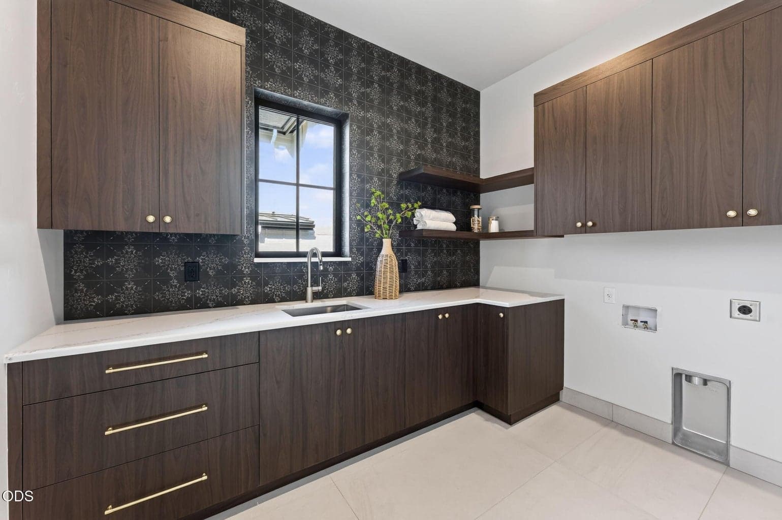 Photo of 3440 NW Sullivan Avenue 34 of 76