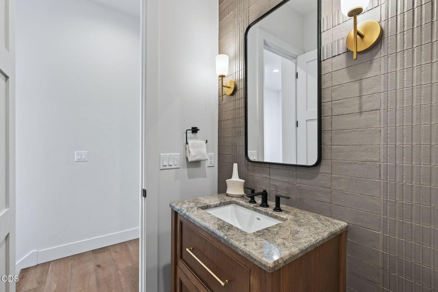 Photo of 3440 NW Sullivan Avenue 30 of 76