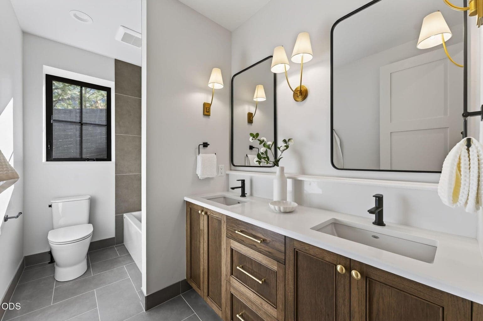 Photo of 3440 NW Sullivan Avenue 50 of 76