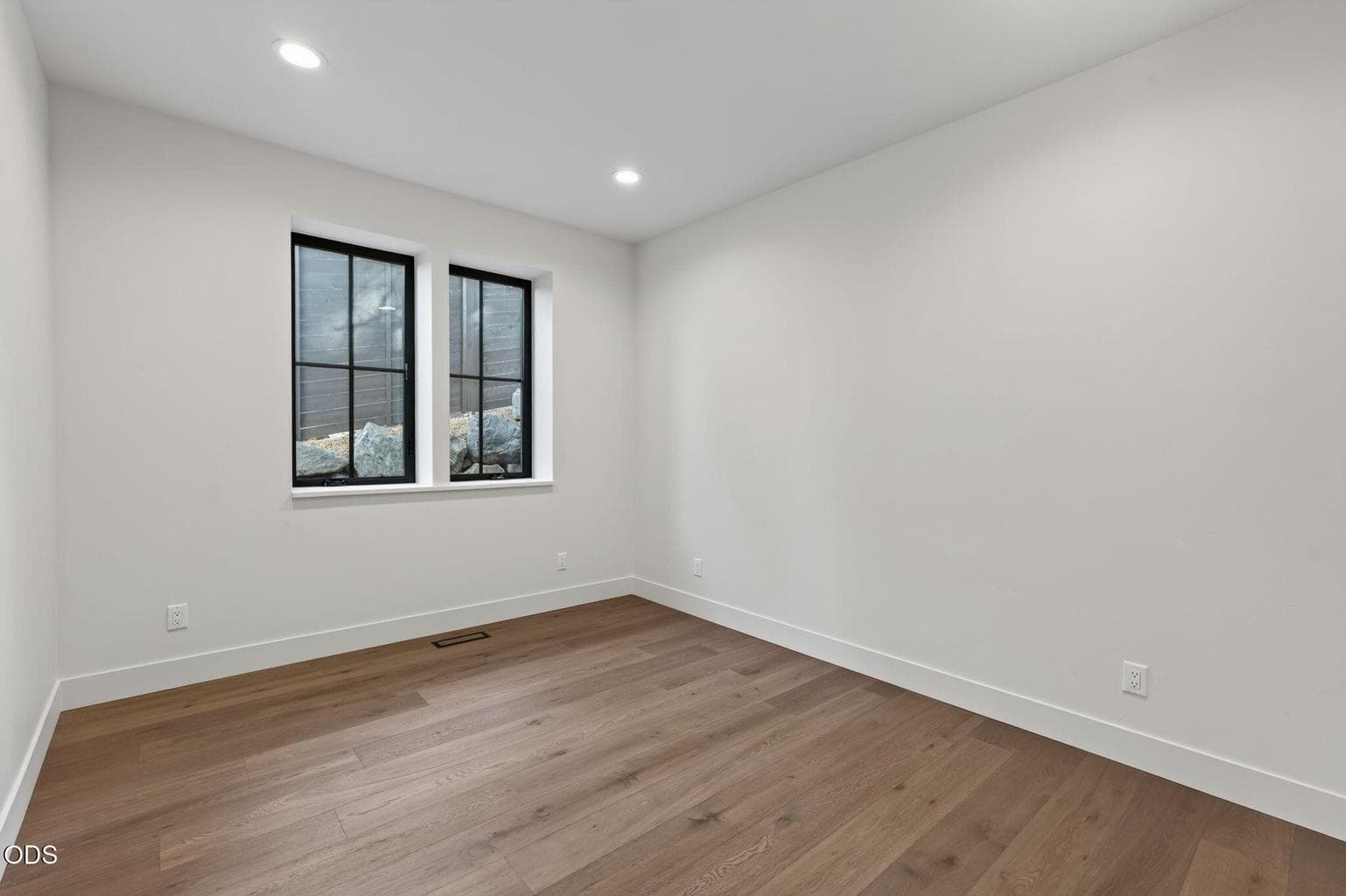 Photo of 3440 NW Sullivan Avenue 49 of 76
