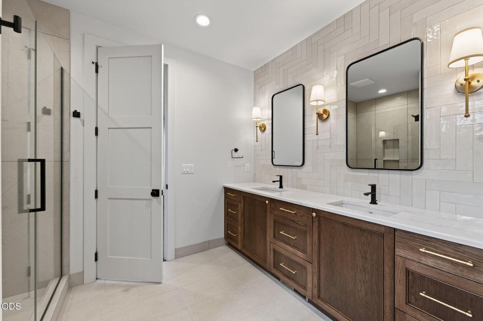 Photo of 3440 NW Sullivan Avenue 43 of 76