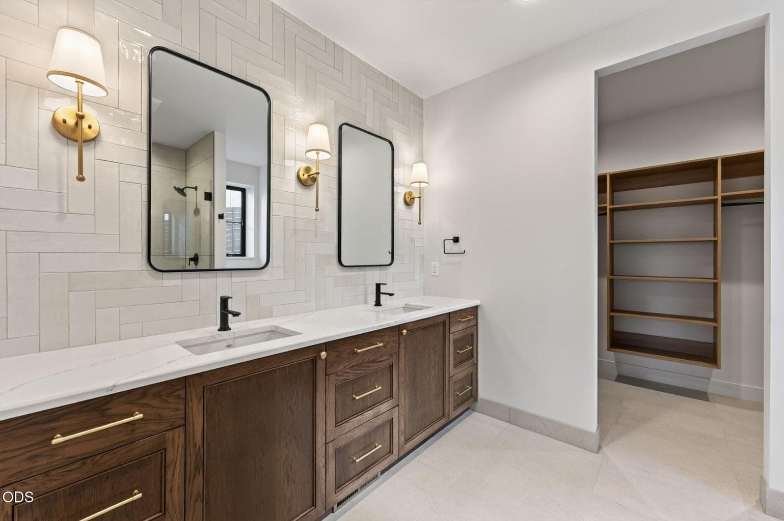 Photo of 3440 NW Sullivan Avenue 46 of 76