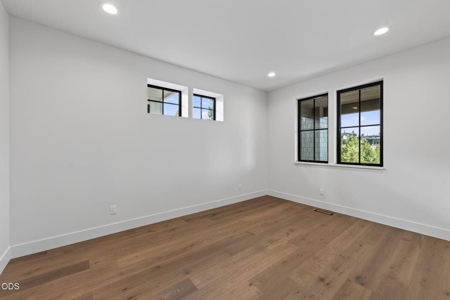 Photo of 3440 NW Sullivan Avenue 53 of 76