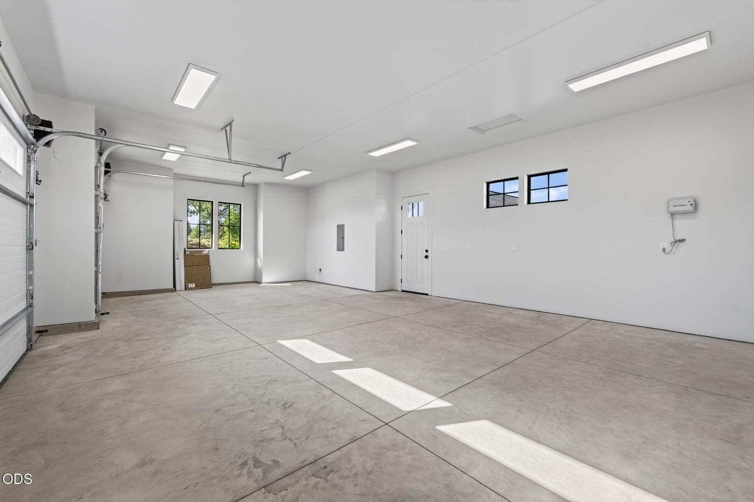 Photo of 3440 NW Sullivan Avenue 65 of 76
