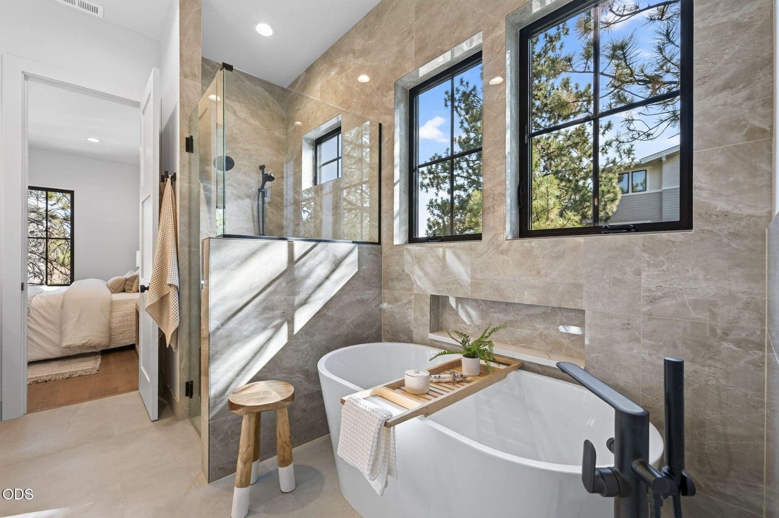 Photo of 3440 NW Sullivan Avenue 24 of 76