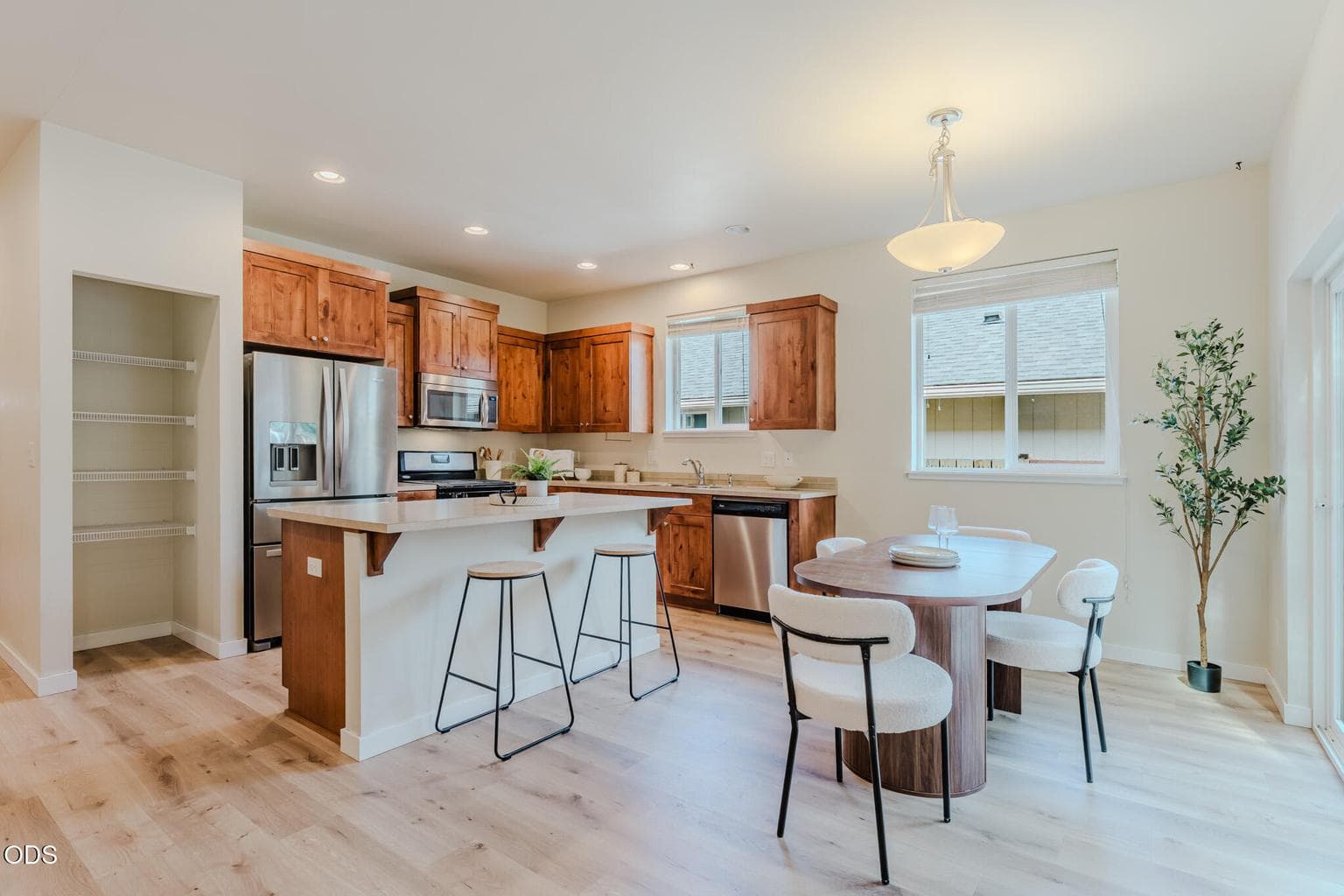 Photo of 640 SE Reed Market Road 7 of 46