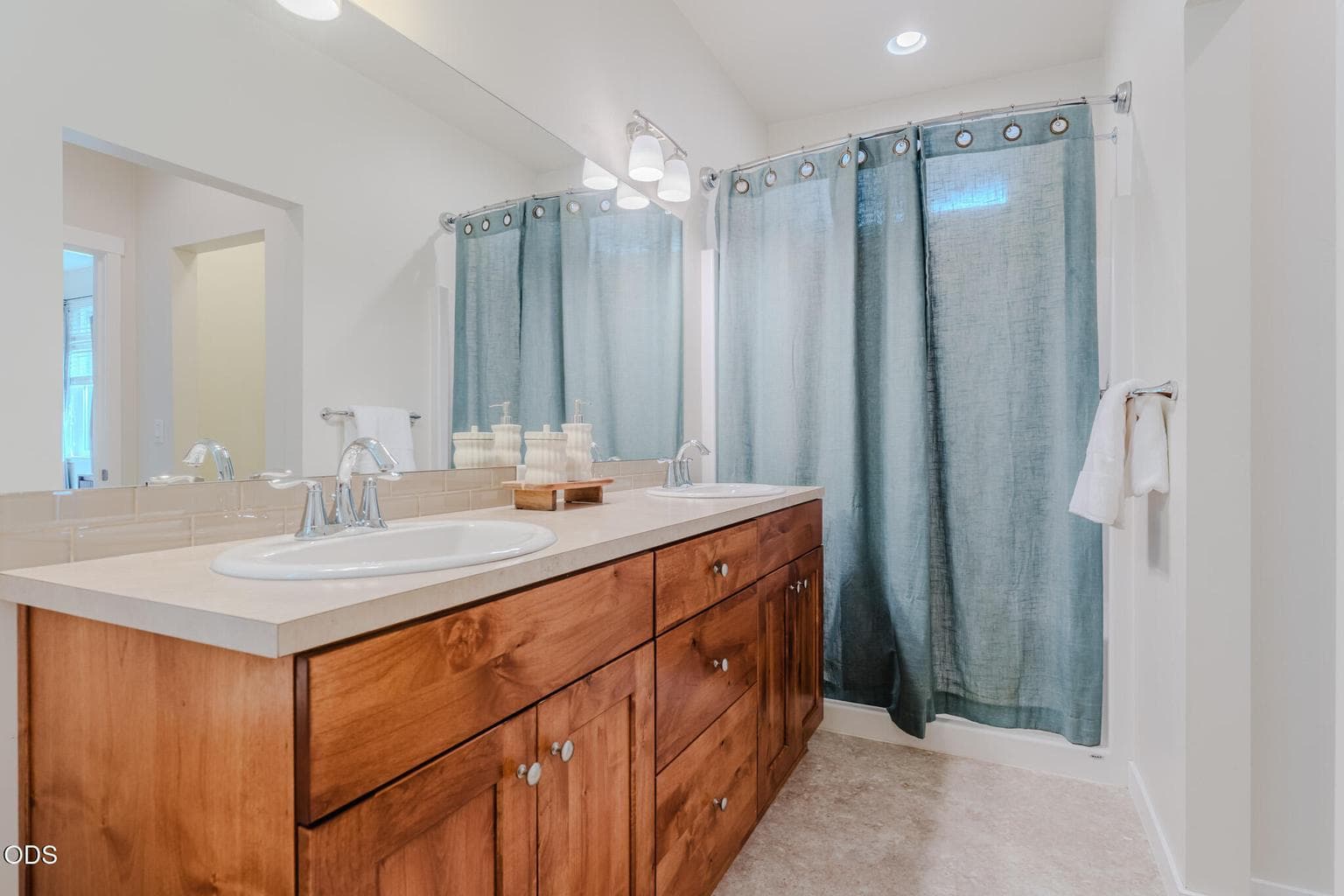 Photo of 640 SE Reed Market Road 26 of 46