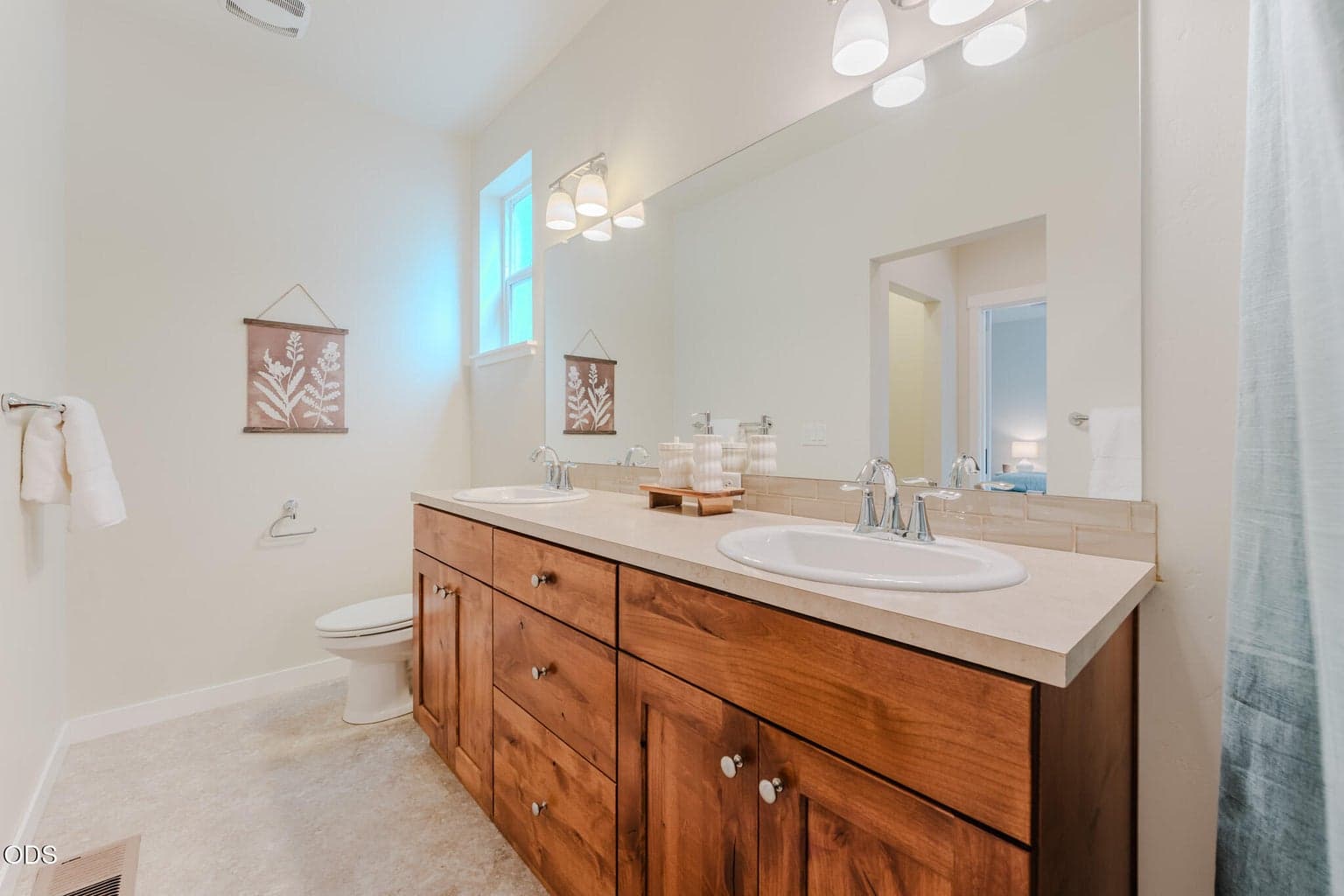 Photo of 640 SE Reed Market Road 27 of 46