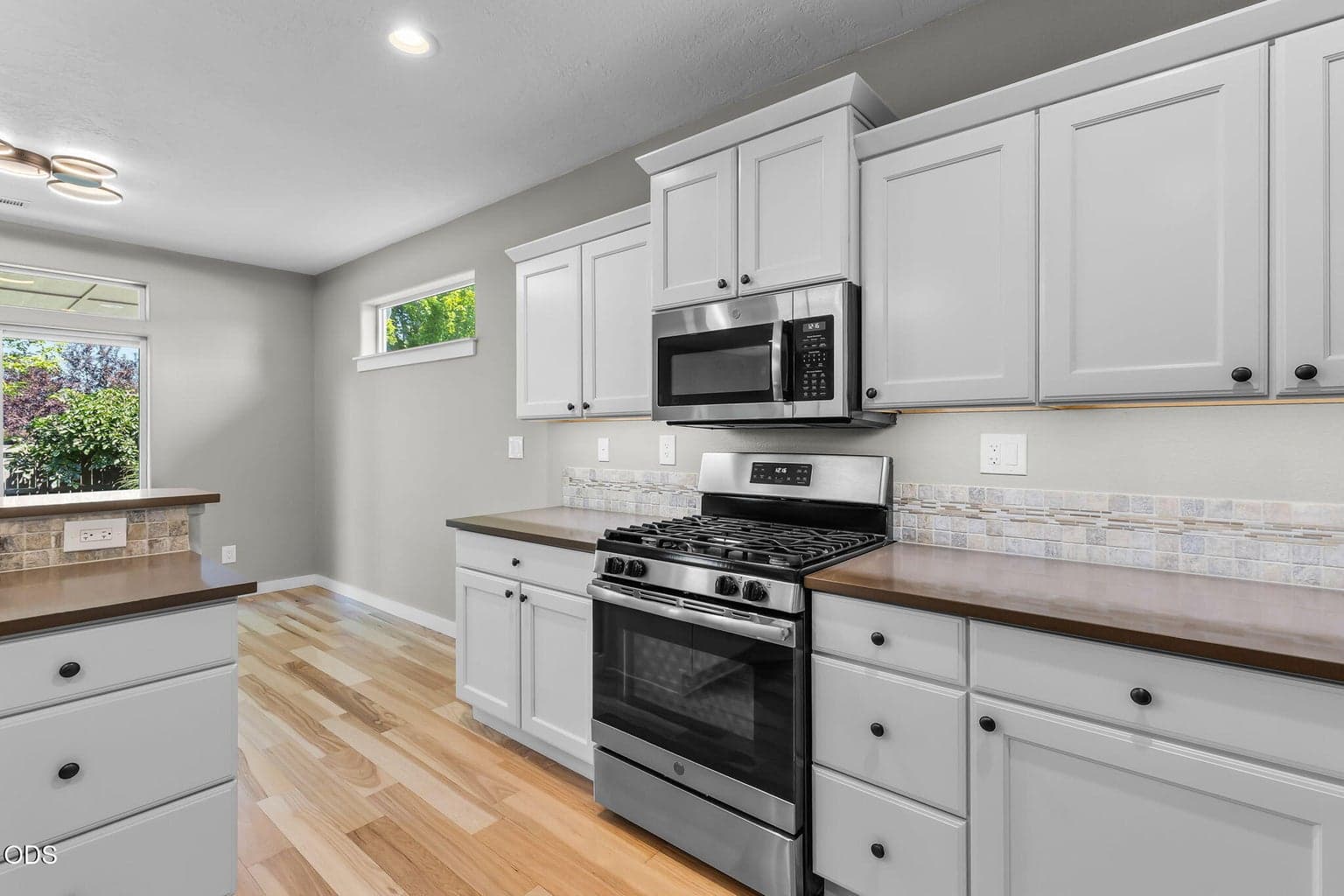 Photo of 2511 NW Hemlock Way 8 of 31