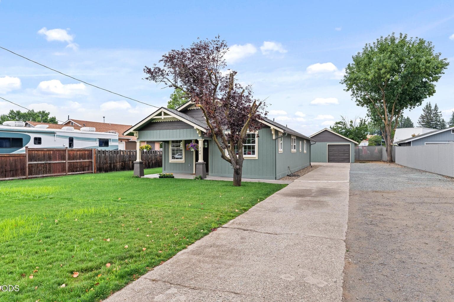 Photo of 524 Berrydale Avenue 4 of 28