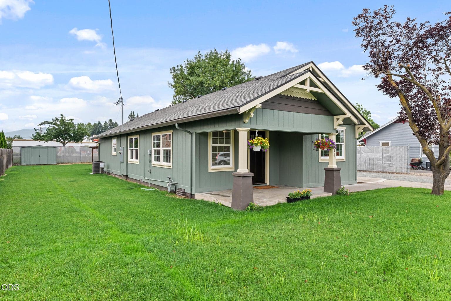 Photo of 524 Berrydale Avenue 3 of 28