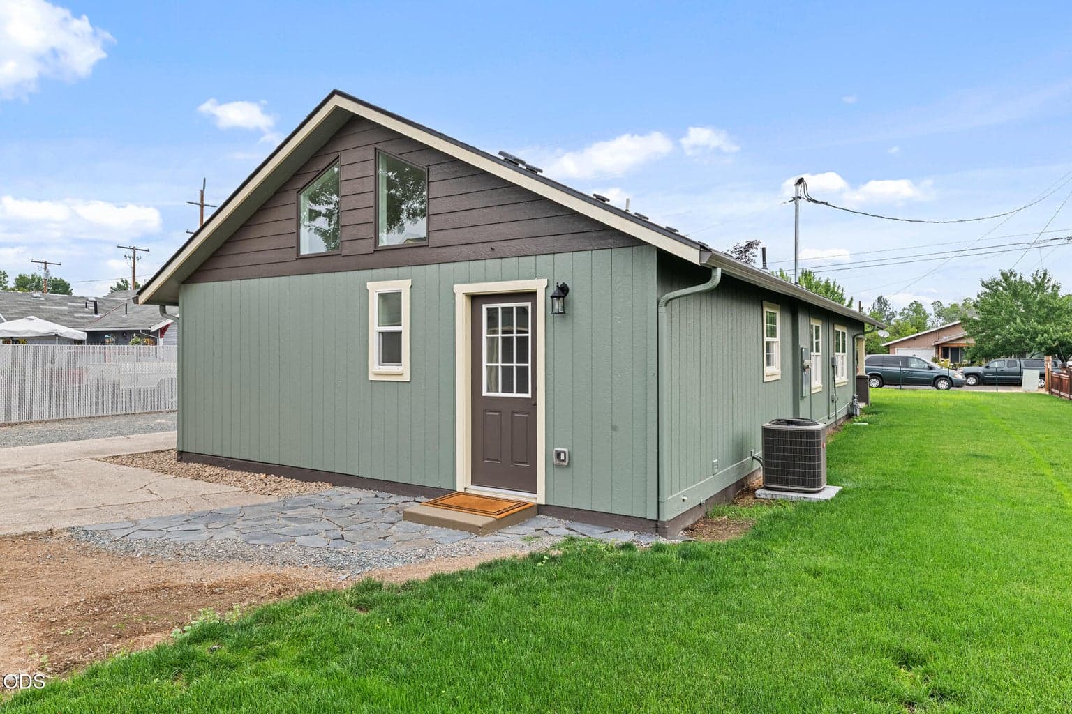 Photo of 524 Berrydale Avenue 5 of 28