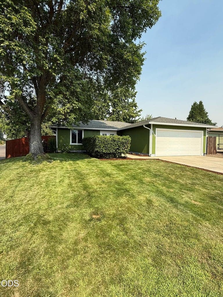 Photo of 2607 Castle Circle 2 of 42
