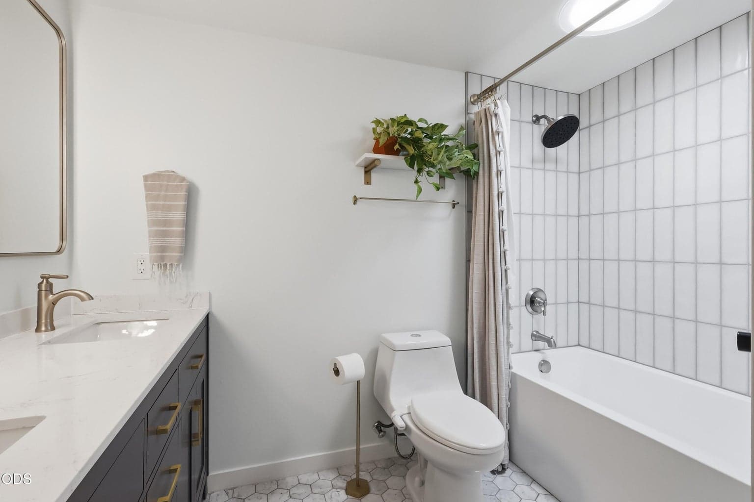 Photo of 1340 NW Trenton Avenue 25 of 45