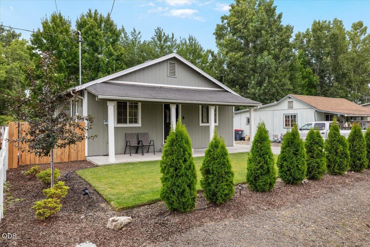 Photo of 313 Berrydale Avenue 1 of 17