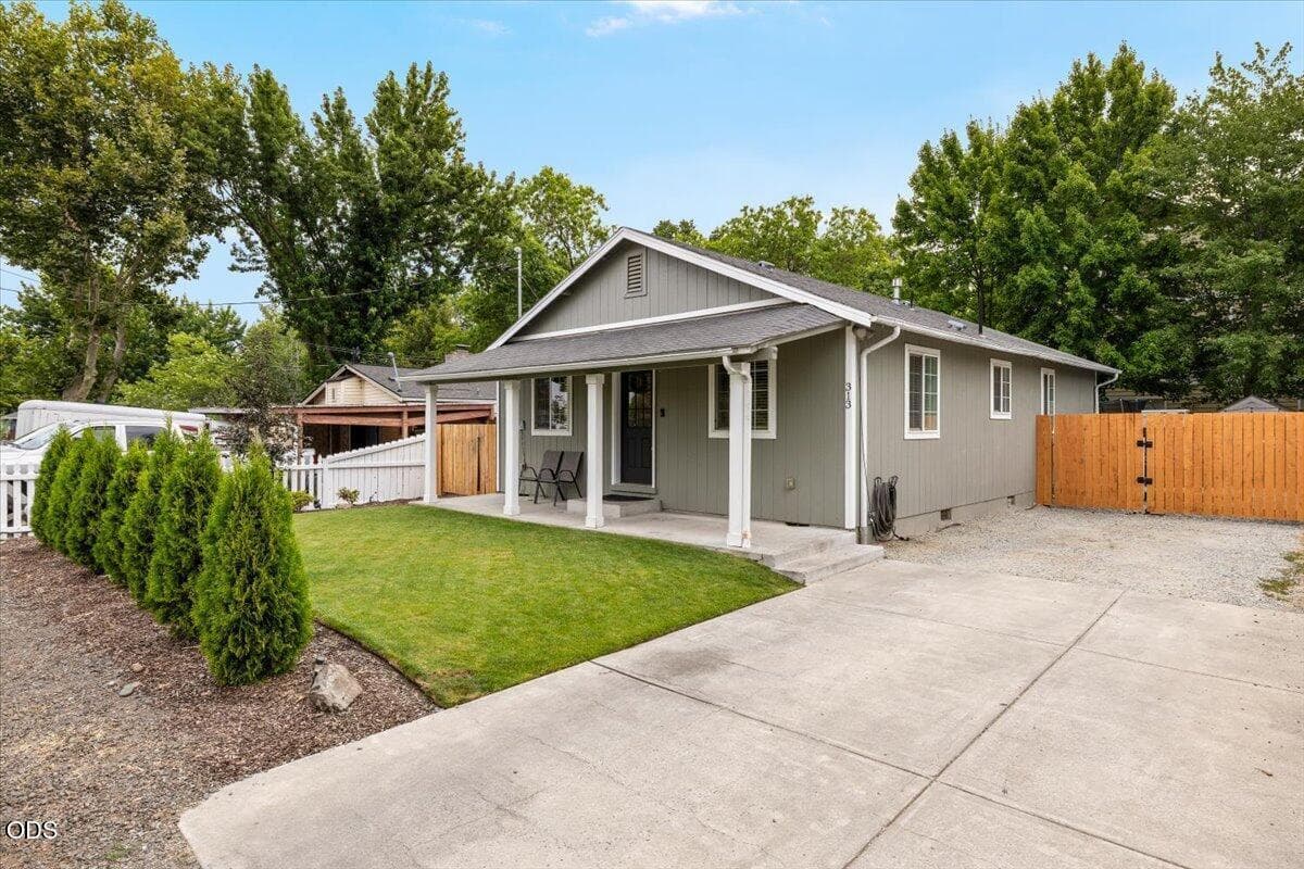 Photo of 313 Berrydale Avenue 2 of 17