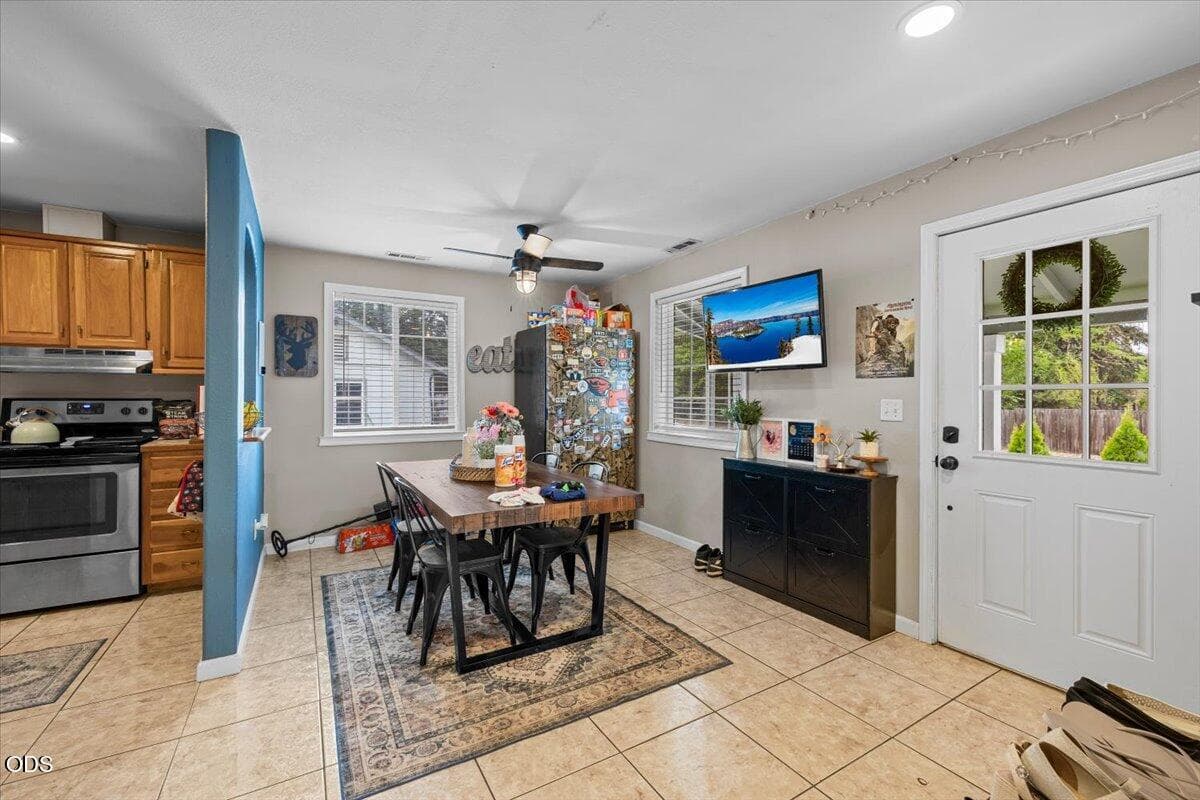 Photo of 313 Berrydale Avenue 3 of 17