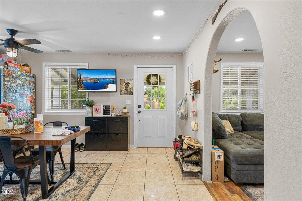 Photo of 313 Berrydale Avenue 4 of 17