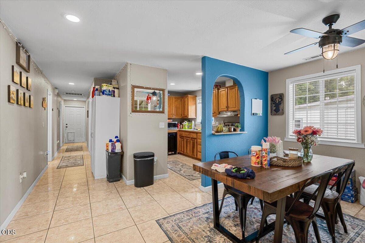 Photo of 313 Berrydale Avenue 5 of 17