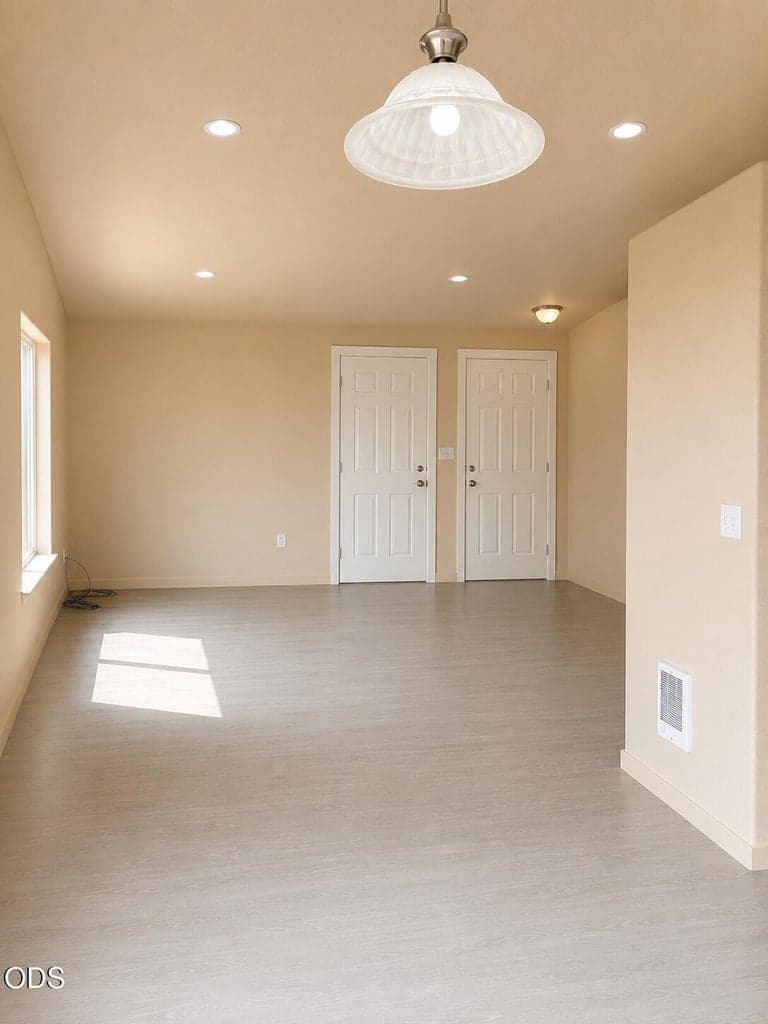 Photo of 402 SE Carmen Way 7 of 16