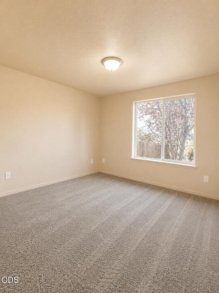 Photo of 402 SE Carmen Way 8 of 16