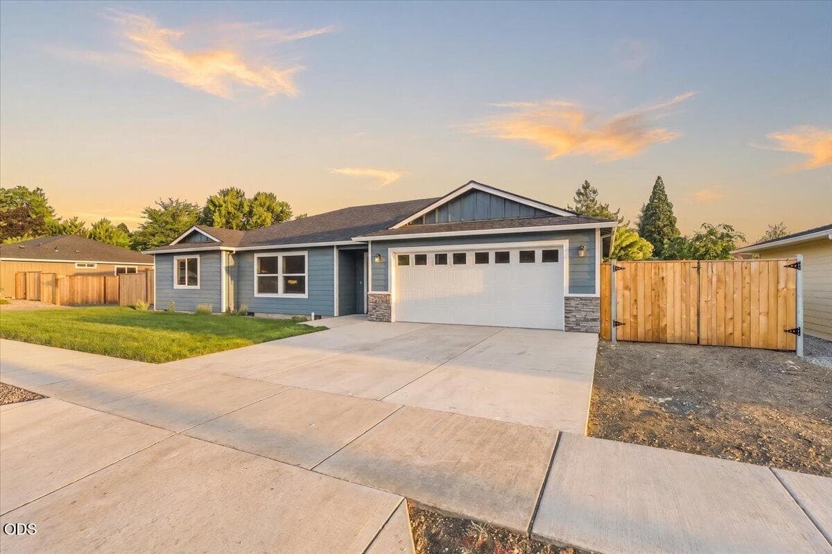 Photo of 2981 Stonebrook Drive 2 of 25