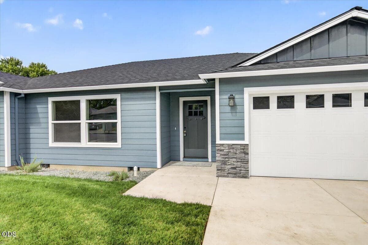 Photo of 2981 Stonebrook Drive 3 of 25