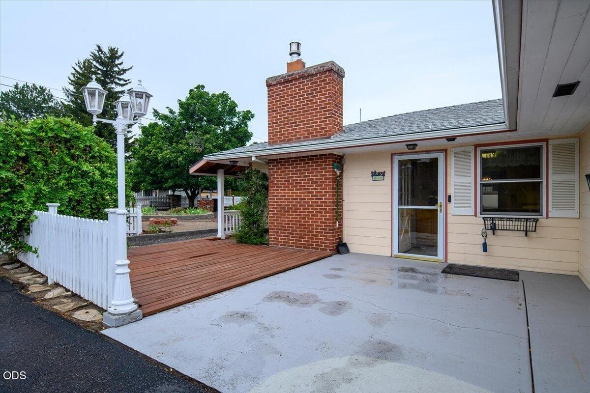 Photo of 2586 27th Street 3 of 58